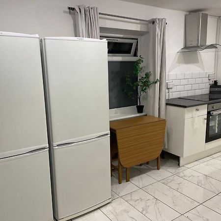 Double Bedroom With A Balcony And Ensuite Bathroom For Short Or Long Stay In London Canary Wharf With Direct Train From Heathrow, Also Convenient From Stansted And Gatwick Airport, 10 Minutes From London City Airport And Excel, 16 Minutes To Westmins Exterior foto