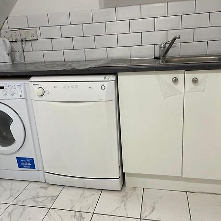 Double Bedroom With A Balcony And Ensuite Bathroom For Short Or Long Stay In London Canary Wharf With Direct Train From Heathrow, Also Convenient From Stansted And Gatwick Airport, 10 Minutes From London City Airport And Excel, 16 Minutes To Westmins Exterior foto