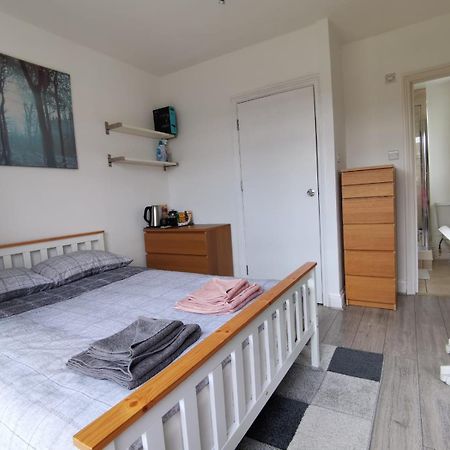 Double Bedroom With A Balcony And Ensuite Bathroom For Short Or Long Stay In London Canary Wharf With Direct Train From Heathrow, Also Convenient From Stansted And Gatwick Airport, 10 Minutes From London City Airport And Excel, 16 Minutes To Westmins Exterior foto