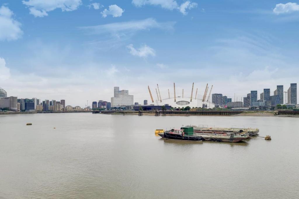 Double Bedroom With A Balcony And Ensuite Bathroom For Short Or Long Stay In London Canary Wharf With Direct Train From Heathrow, Also Convenient From Stansted And Gatwick Airport, 10 Minutes From London City Airport And Excel, 16 Minutes To Westmins Exterior foto
