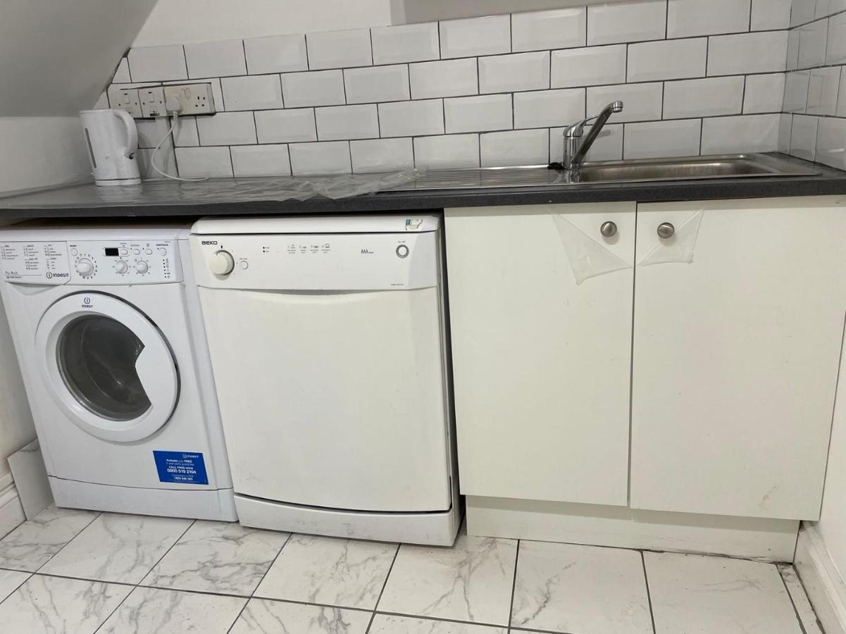 Double Bedroom With A Balcony And Ensuite Bathroom For Short Or Long Stay In London Canary Wharf With Direct Train From Heathrow, Also Convenient From Stansted And Gatwick Airport, 10 Minutes From London City Airport And Excel, 16 Minutes To Westmins Exterior foto
