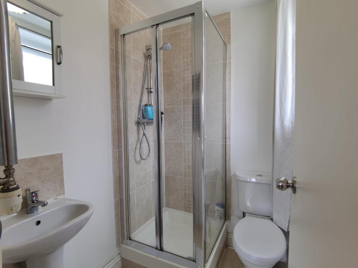 Double Bedroom With A Balcony And Ensuite Bathroom For Short Or Long Stay In London Canary Wharf With Direct Train From Heathrow, Also Convenient From Stansted And Gatwick Airport, 10 Minutes From London City Airport And Excel, 16 Minutes To Westmins Exterior foto